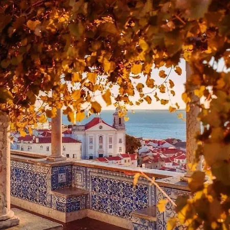 Apartamento Lisbon Charming Santos Apartment w/ Patio *