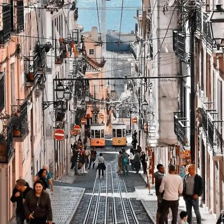Lisbon Charming Santos Apartment w/ Patio Apartamento