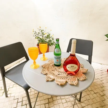 Lisbon Charming Santos Apartment w/ Patio Apartamento *