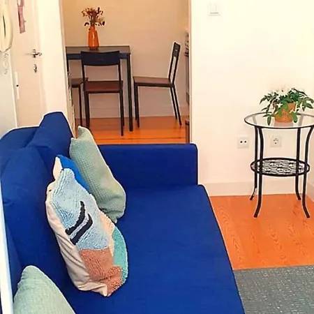 Lisbon Charming Santos Apartment w/ Patio Apartamento