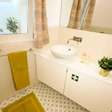 Lisbon Charming Santos Apartment w/ Patio Apartamento